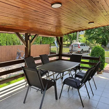 別荘 Napfeny Vendeghaz *