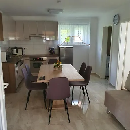 Napfeny Vendeghaz * ボニャルツバシュ